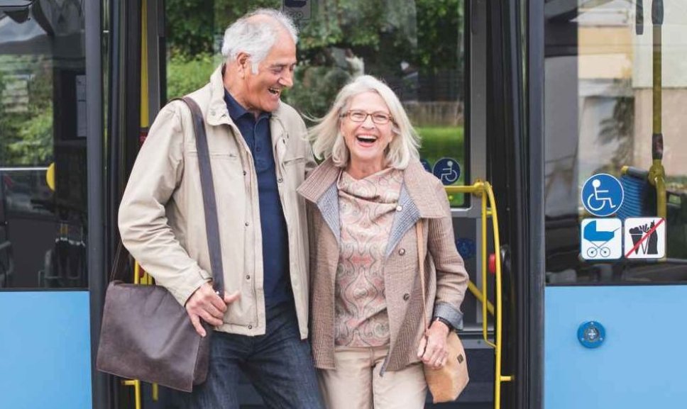 Älteres Paar vor einem Bus