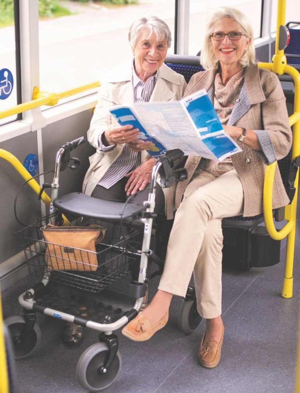 2 ältere Damen sitzen im Bus