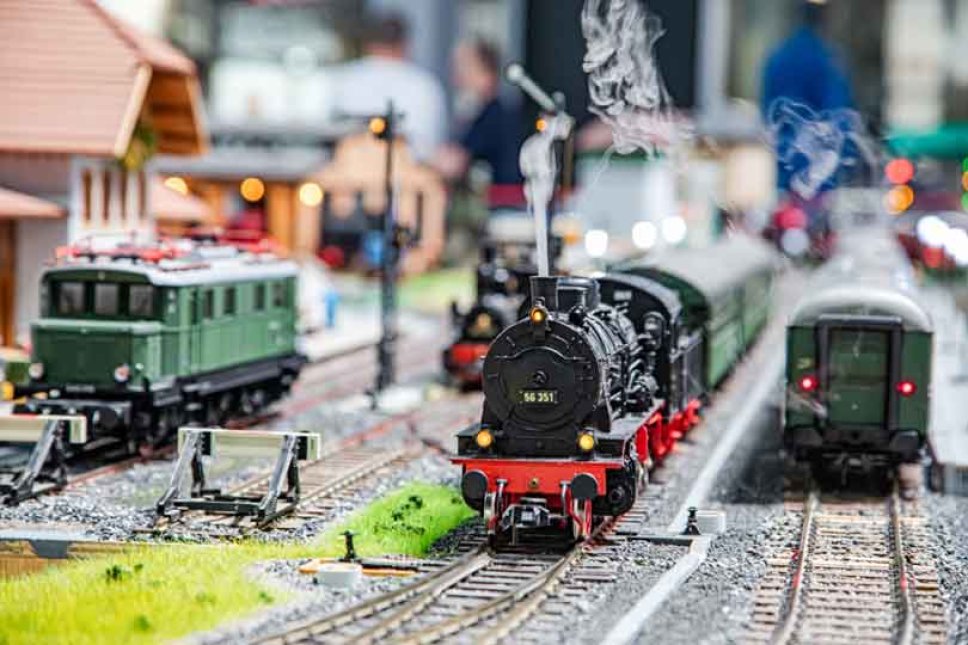 schwarz-rote Modelleisenbahn auf Schienen