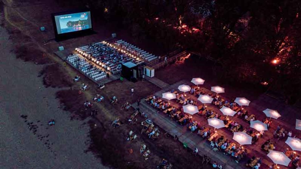 Blick aus der Vogelperspektive auf das Open Air Kino auf der Parkinsl