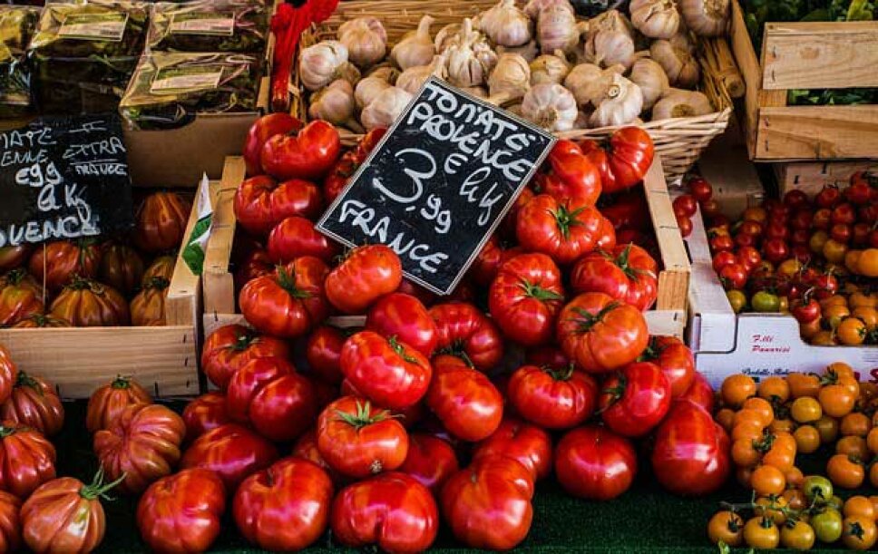 ein Marktstand mit Tomaten