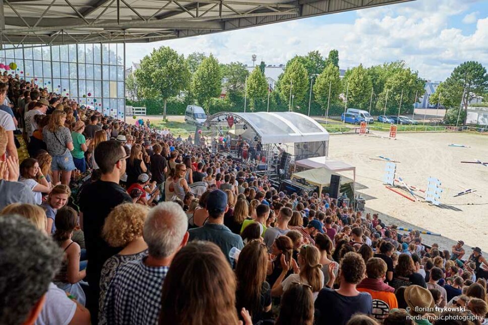 Zuschauer auf der Tribüne im Reitstadion Mannheim