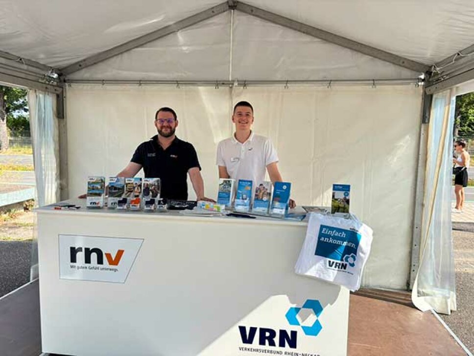 Infostand in einem Zelt mit 2 Mitarbeitern
